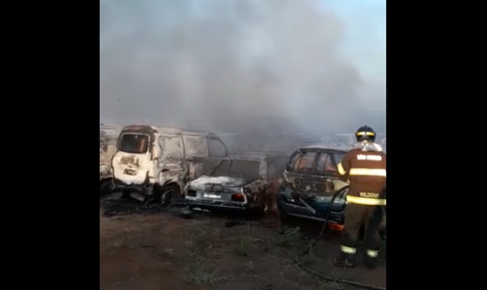 Carros são destruídos em incêndio no pátio do Detran