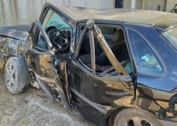 Jovem morre após bater carro em muro