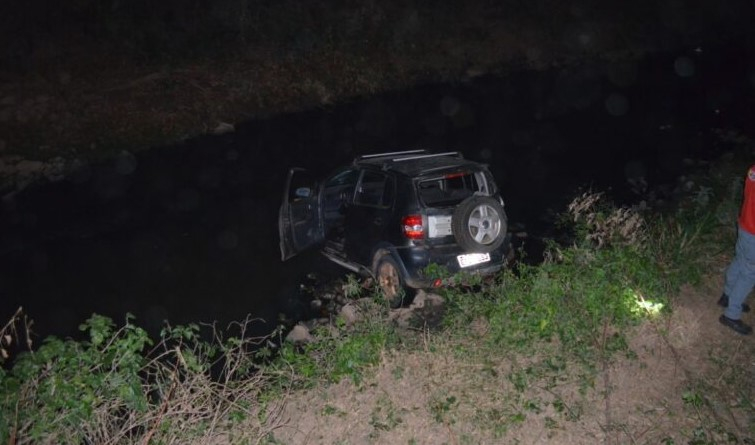 Motorista morre após cair com carro em rio