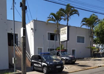 Suspeito de agredir e atear fogo na casa da companheira é preso