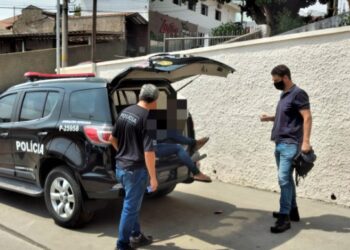 Jovem é presa com 1 kg de cocaína dentro de ônibus