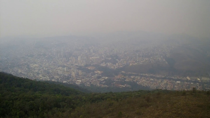 Poços de Caldas é coberta por fumaça de queimadas