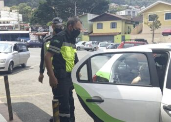 Piloto é detido por agentes de trânsito após ser flagrado empinando moto