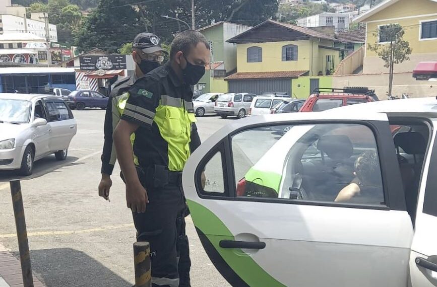 Piloto é detido por agentes de trânsito após ser flagrado empinando moto