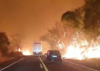 Incêndios de grandes proporções atingem região e motoristas se arriscam em rodovias