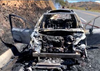 Carro fica completamente destruído após pegar fogo em rodovia
