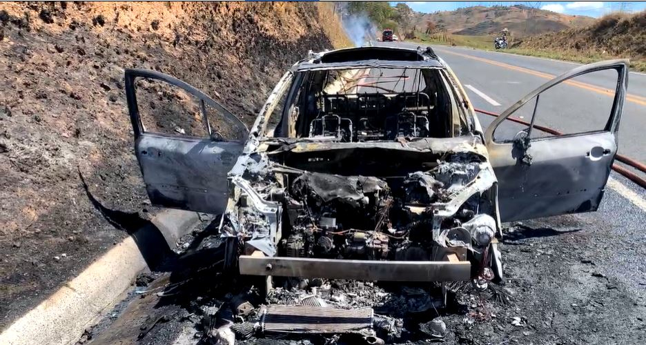 Carro fica completamente destruído após pegar fogo em rodovia