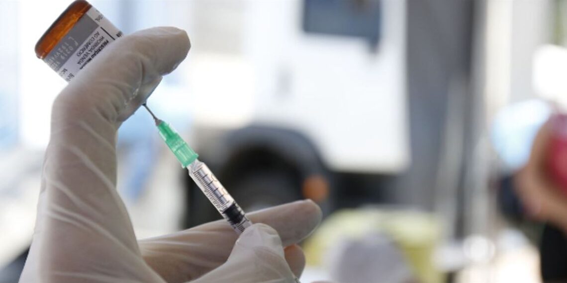 Idosos asilados começam a ser vacinados com 3ª dose nesta sexta (17)