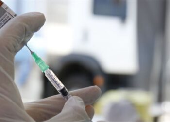 Idosos asilados começam a ser vacinados com 3ª dose nesta sexta (17)