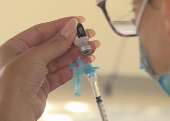 Pessoas com 18 anos ou mais que ainda não receberam a 1ª dose podem receber o imunizante nesta quinta (30)