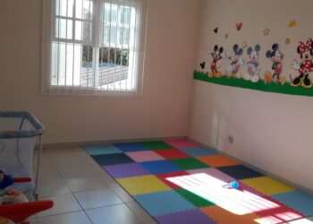 Nova resolução autoriza berçários e uso de parquinhos e quadras nas escolas de Poços