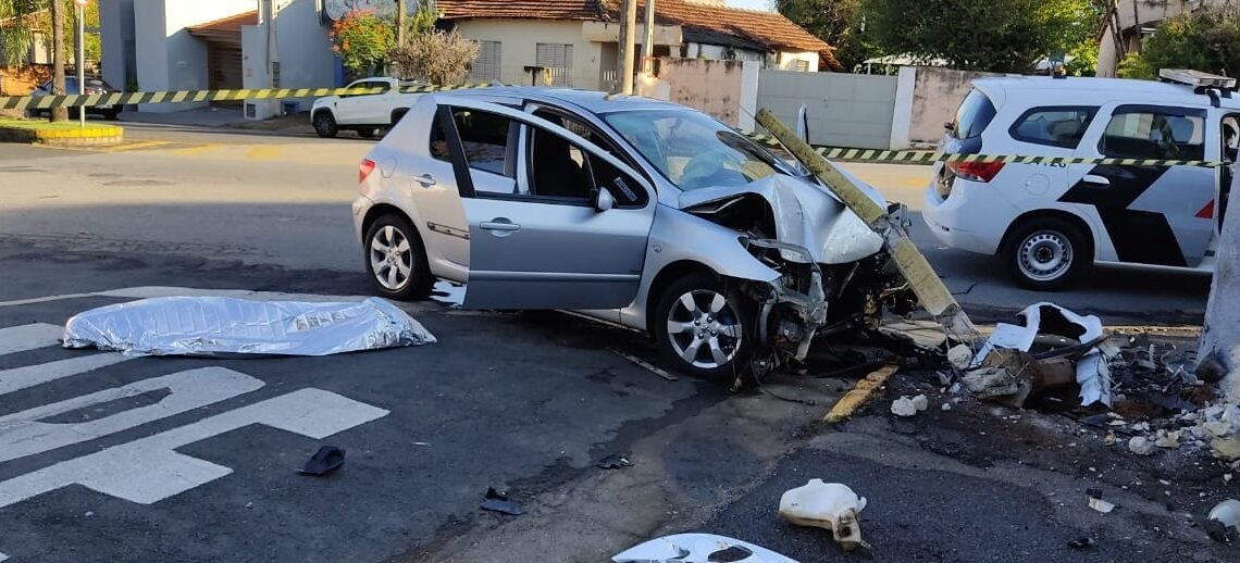 Motorista embriagado bate carro em poste e passageira morre
