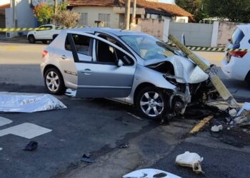 Motorista embriagado bate carro em poste e passageira morre