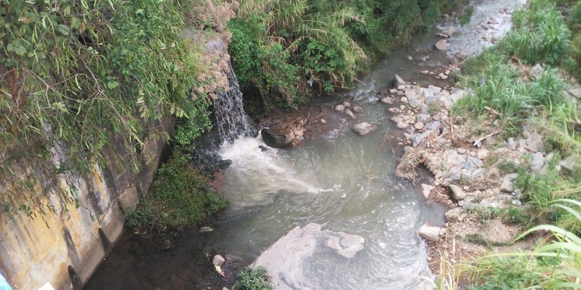 DMAE descobre, através de denúncia, grande vazamento de esgoto em ribeirão de Poços