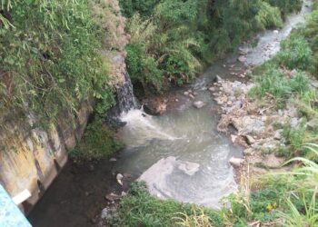 DMAE descobre, através de denúncia, grande vazamento de esgoto em ribeirão de Poços