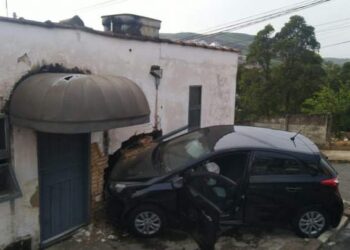 Motorista perde o controle da direção e invade casa