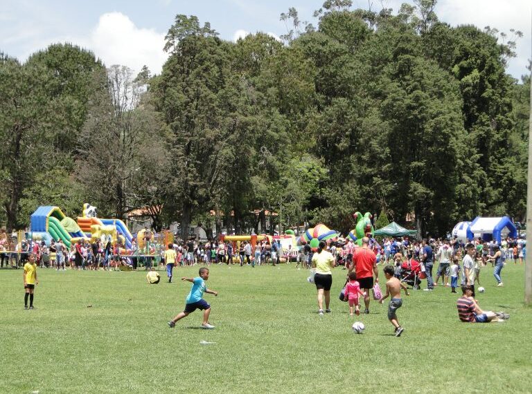 Atividades em comemoração ao Dia das Crianças são realizadas no Parque Municipal em Poços de Caldas