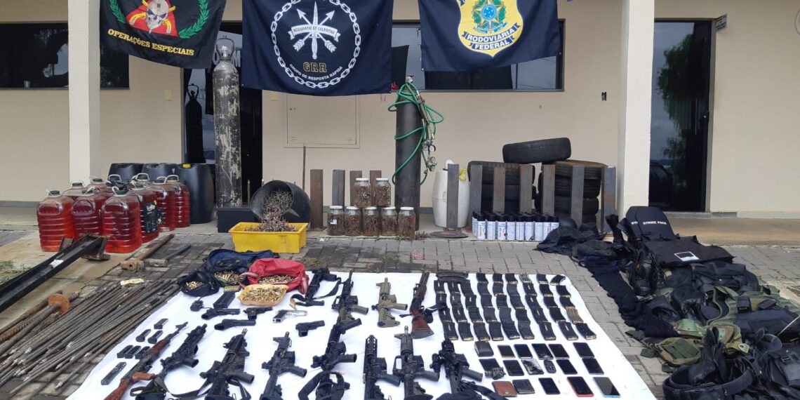 Polícia divulga armamento e carros usados pela quadrilha morta em Varginha