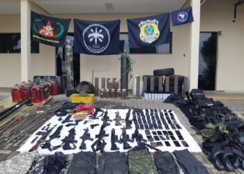 Polícia divulga armamento e carros usados pela quadrilha morta em Varginha