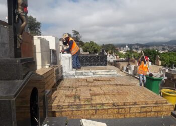 Mutirão de limpeza é realizado no Cemitério da Saudade em Poços de Caldas