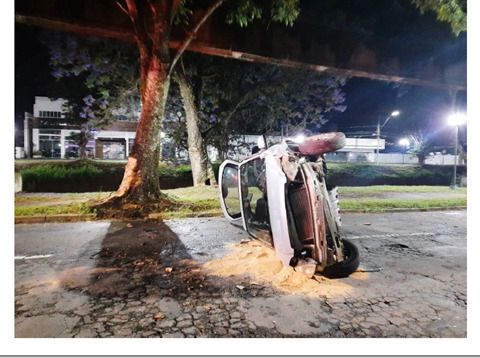 Motorista embriagado é detido após sofrer acidente