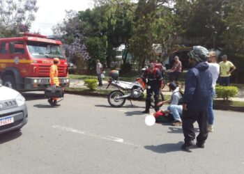 Idoso fica gravemente ferido após ser atropelado por moto em Poços de Caldas