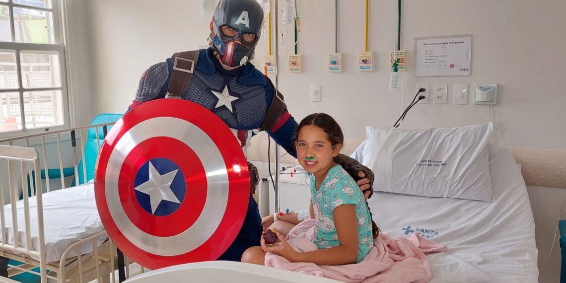 “Capitão América” faz a alegria das crianças na Santa Casa de Poços