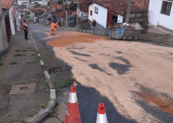 Tanque de diesel de caminhão se rompe e derrama combustível em rua em Poços de Caldas