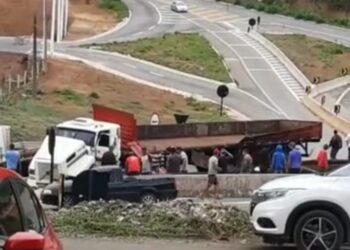 Motorista perde o freio em serra e carreta atinge mureta em Poços de Caldas
