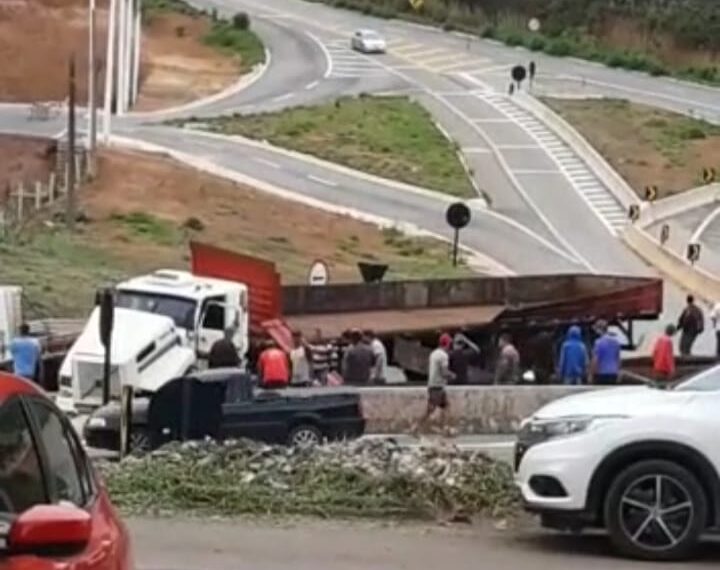 Motorista perde o freio em serra e carreta atinge mureta em Poços de Caldas
