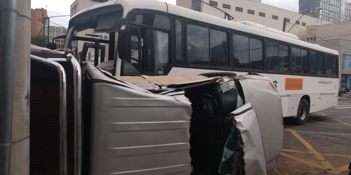 Acidente entre caminhonete e ônibus deixa três pessoas feridas em Poços de Caldas