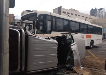 Acidente entre caminhonete e ônibus deixa três pessoas feridas em Poços de Caldas