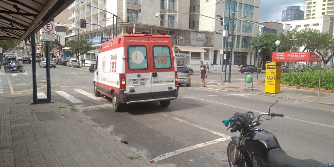 Mais um acidente: motoentregador bate em carro no centro de Poços