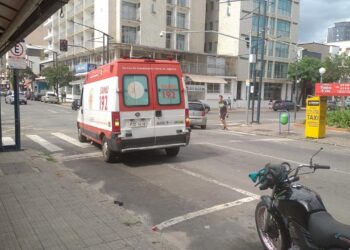 Mais um acidente: motoentregador bate em carro no centro de Poços