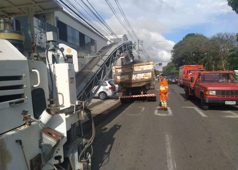 Avenida João Pinheiro tem trecho parcialmente interditado em Poços de Caldas