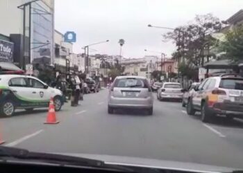 Acidente deixa motociclista ferida na área central de Poços de Caldas