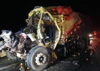 Motorista morre em acidente entre caminhão e carreta em Aguaí