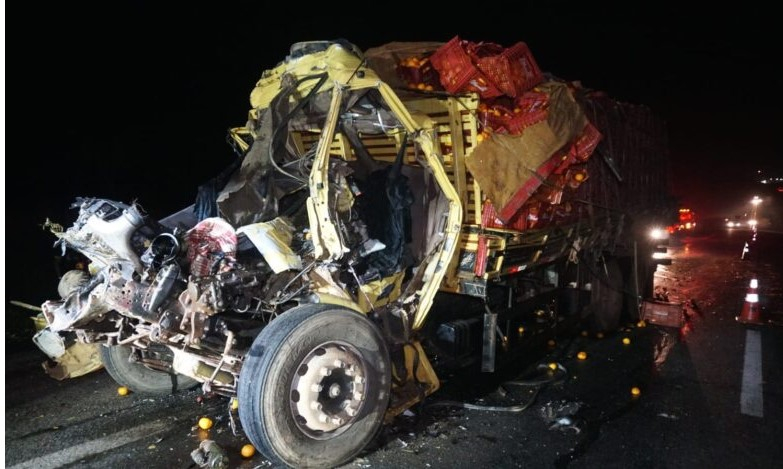 Motorista morre em acidente entre caminhão e carreta em Aguaí