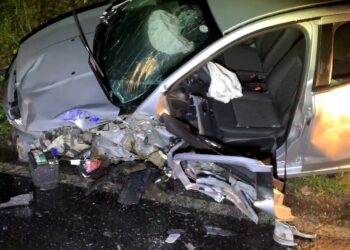 Motorista fica ferido após acidente envolvendo carro e dois caminhões em Poços de Caldas