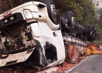Caminhão carregado de batatas tomba na serra de Ipuiúna