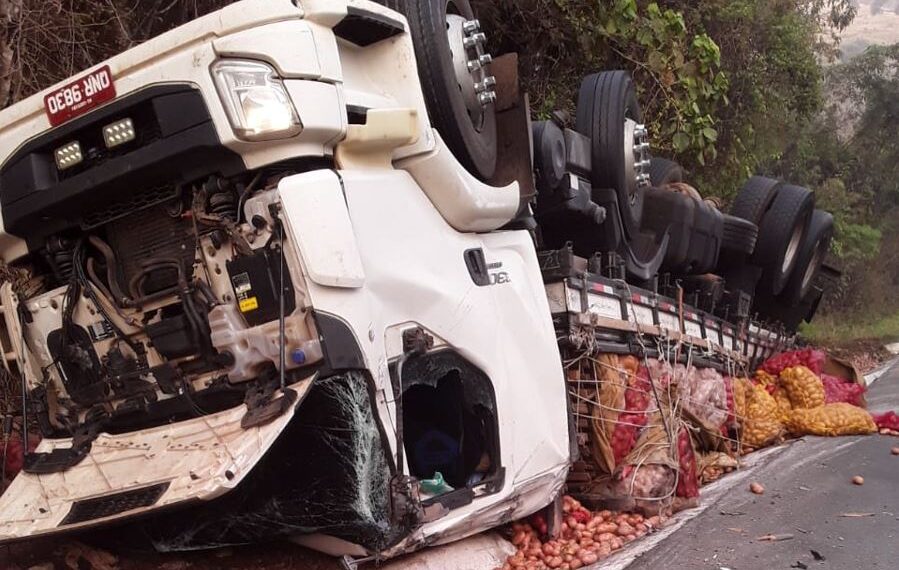 Caminhão carregado de batatas tomba na serra de Ipuiúna