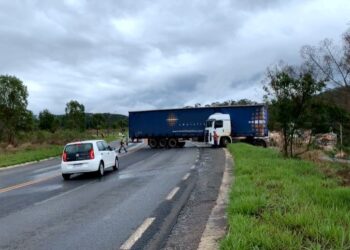 Motorista perde controle e carreta quase tomba na Rodovia do Contorno