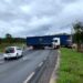 Motorista perde controle e carreta quase tomba na Rodovia do Contorno