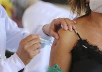 Adolescentes com 13 anos poderão se vacinar contra COVID-19 amanhã em Poços