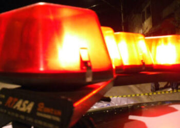 Casal em motocicleta fica ferido após ser atingido por carro em Poços de Caldas, motorista não prestou socorro