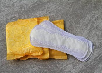 Bolsonaro veta parcialmente programa que distribuiria absorventes à mulheres de baixa renda