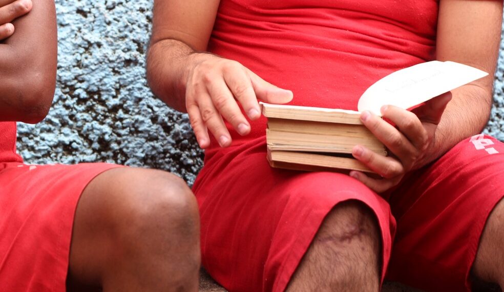 Projeto de leitura, que promove remição de pena para detentos, será retomado em Poços