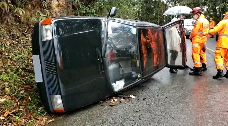 Carro tomba na estrada do Cristo Redentor de Poços de Caldas