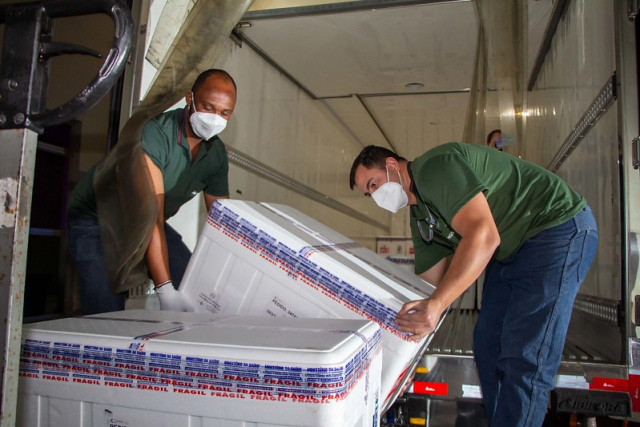 Doses da Pfizer são enviadas para reforçar imunização dos idosos em Minas Gerais