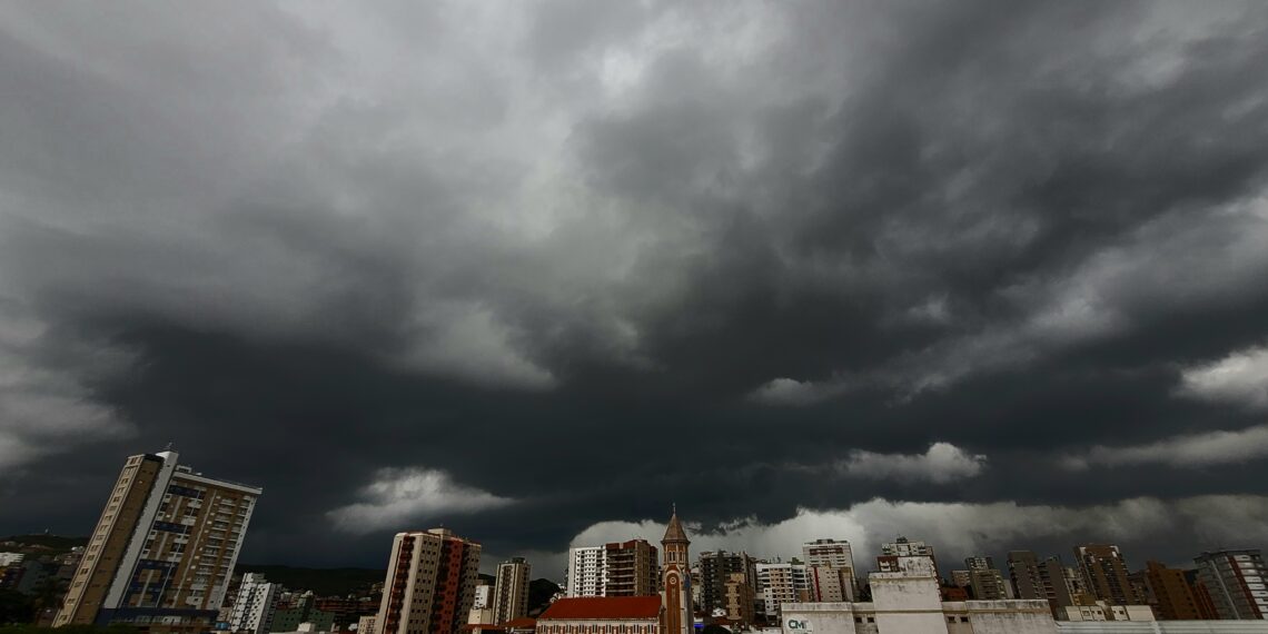 Tempestade com ventos de até 100Km/h pode atingir Poços de Caldas até esta quinta